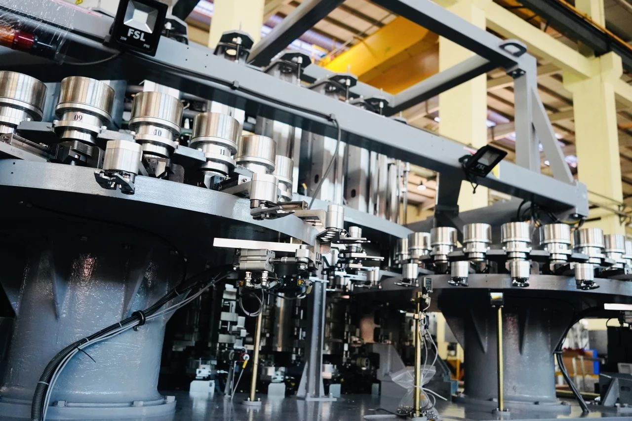 里程碑時刻！達意隆引領亞洲首臺自制72000BPH高速吹貼灌旋